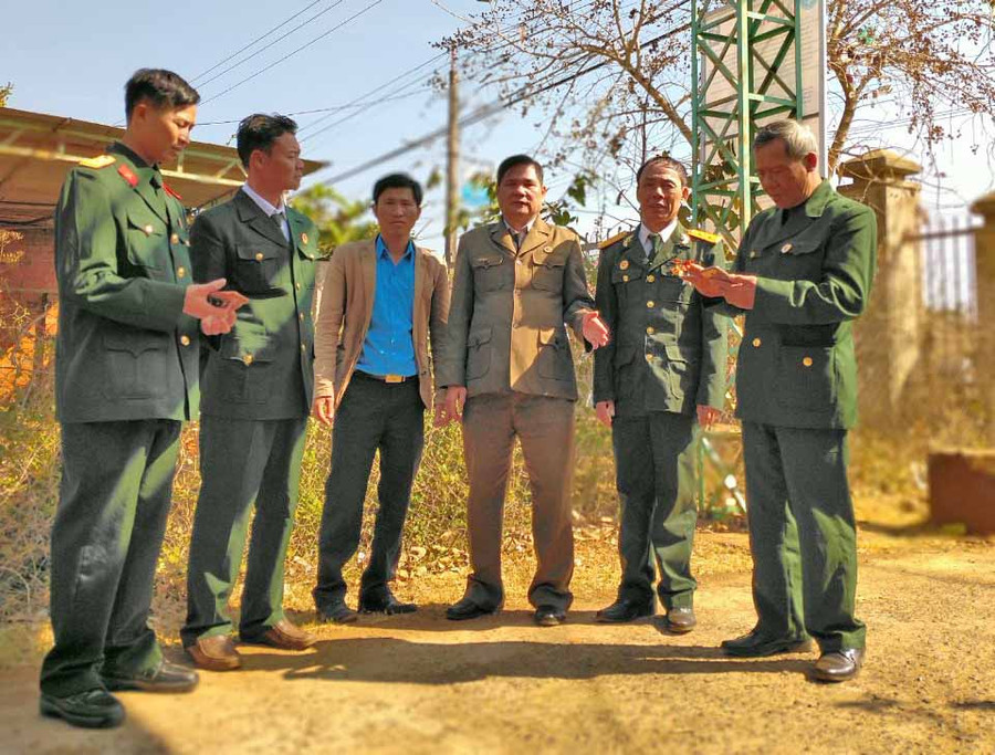 Cán bộ Hội CCB huyện Chư Pưh vận động hội viên xã Ia Hrú gương mẫu thực hiện công tác đảm bảo trật tự ATGT. Ảnh: Cao Nguyên