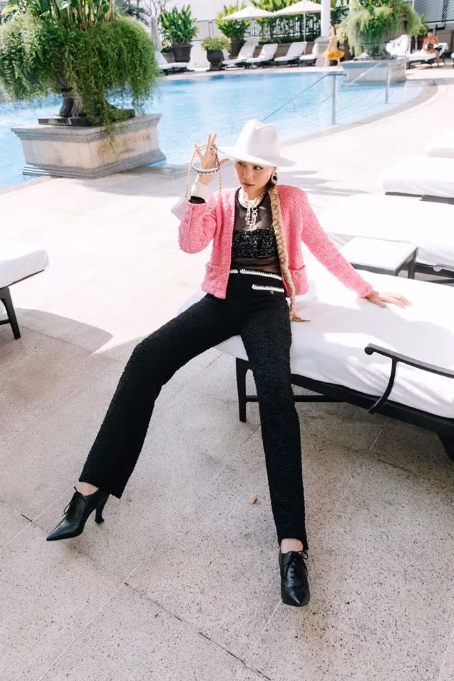 Lối trang điểm sắc sảo, mái tóc thắt bím cá tính kết hợp với nón fedora trắng giúp nữ siêu mẫu tăng thêm phần ấn tượng và sành điệu ẢNH: NVCC