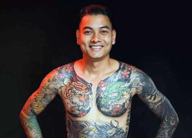 Hồ Văn Khoa có nhiều hình xăm kín người