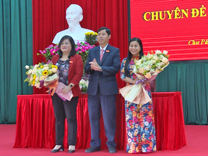 Bà Hồ Thị Thảo (trái) được bầu giữ chức PCT HĐND huyện Chư Păh (1)