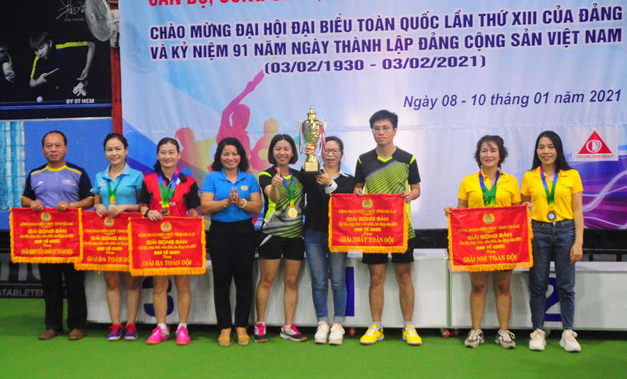 Bà Rơ Lan Nga-Phó Chủ tịch Liên đoàn Lao động tỉnh trao giải toàn đội cho các công đoàn cơ sở đạt thành tích cao. Ảnh: Thiên Di