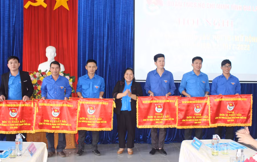 Chị Hà Thị Giang Thảo-Bí thư Tỉnh Đoàn (thứ 4 từ phải qua) tặng cờ thi đua của Ban Chấp hành Tỉnh Đoàn cho các đơn vị hoàn thành xuất sắc nhiệm vụ năm 2020. Ảnh P.L