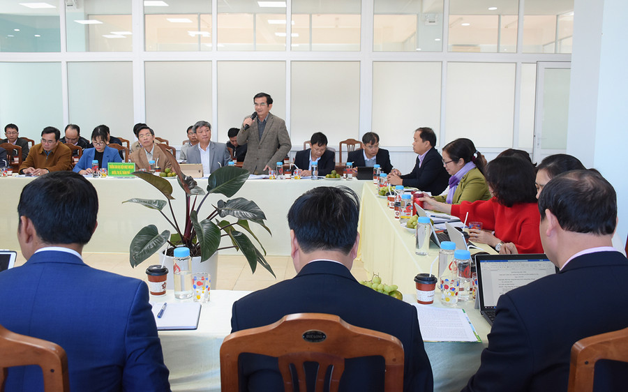 Ông Huỳnh Ngọc Ẩn (người đứng)-Phó Chủ tịch UBND huyện Kông Chro cho biết sẽ có giải pháp nâng cao chất lượng nguồn vốn vay tại địa phương. Ảnh: Minh Nguyễn Ông Huỳnh Ngọc Ẩn (người đứng)-Phó Chủ tịch UBND huyện Kông Chro cho biết sẽ có giải pháp nâng cao chất lượng nguồn vốn vay tại địa phương. Ảnh: Minh Nguyễn