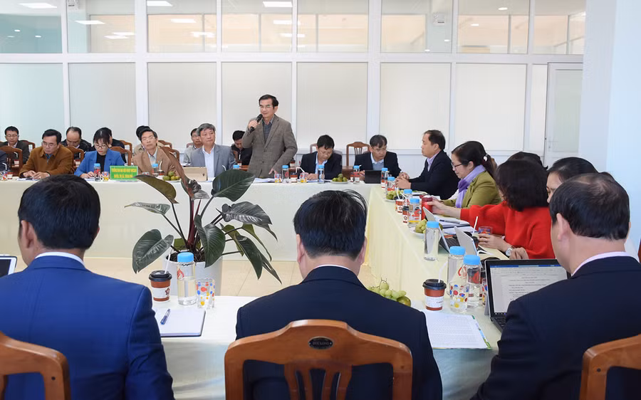 Ông Huỳnh Ngọc Ẩn (người đứng)-Phó Chủ tịch UBND huyện Kông Chro cho biết sẽ có giải pháp nâng cao chất lượng nguồn vốn vay tại địa phương. Ảnh: Minh Nguyễn