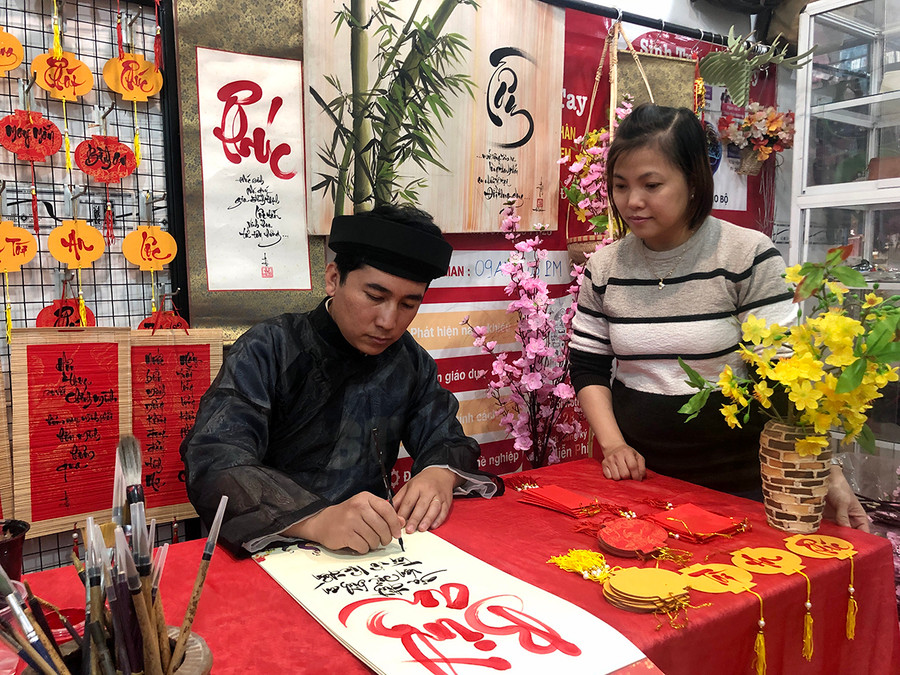  Tranh thư pháp được anh Đỗ Thiên Quang (48 Cách Mạng Tháng Tám, TP. Pleiku) viết nắn nót chuẩn bị cho khách. Ảnh: Ngọc Thu