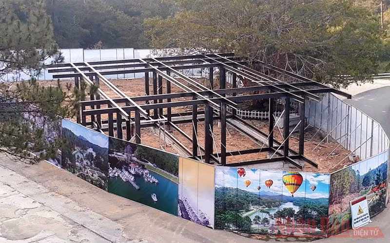 Công trình không phép bị đình chỉ thi công tại KDL Thung lũng Tình yêu.