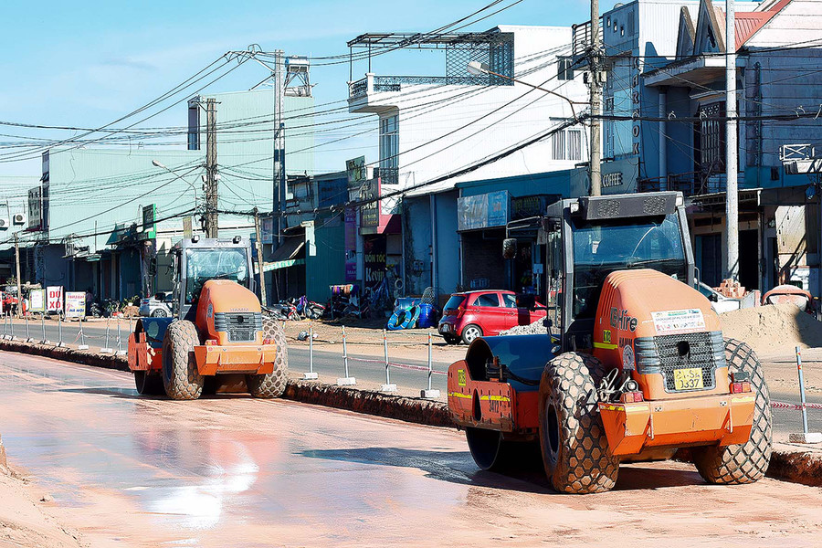Thi công công trình đường Tôn Đức Thắng (xã Biển Hồ, TP. Pleiku). Ảnh: Đức Thụy