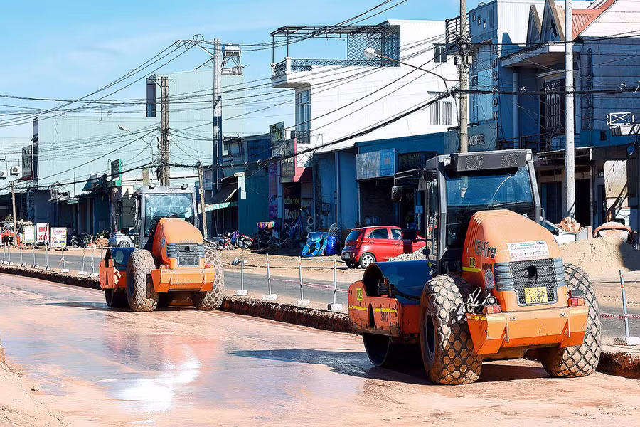Thi công công trình đường Tôn Đức Thắng (xã Biển Hồ, TP. Pleiku). Ảnh: Đức Thụy