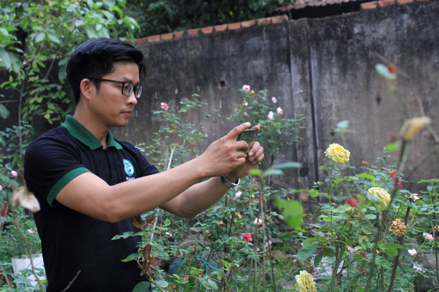 Anh cho biết các loại đất trồng sạch từ phế phẩm nông nghiệp do công ty phát triển xuất phát từ nhu cầu trồng rau, trồng hoa của người dân tại các thành phố lớn như Hà Nội, Đà Nẵng, TP.HCM, Cần Thơ. Nhiều người có nhu cầu nhưng việc trồng lại gặp khó khăn do đất không thích hợp, nghèo dinh dưỡng, chỉ trồng được một thời gian ngắn là cây chết. Anh cho biết các loại đất trồng sạch từ phế phẩm nông nghiệp do công ty phát triển xuất phát từ nhu cầu trồng rau, trồng hoa của người dân tại các thành phố lớn như Hà Nội, Đà Nẵng, TP.HCM, Cần Thơ. Nhiều người có nhu cầu nhưng việc trồng lại gặp khó khăn do đất không thích hợp, nghèo dinh dưỡng, chỉ trồng được một thời gian ngắn là cây chết.