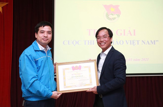 Anh Nguyễn Bình Minh (phải) trao giải tập thể cho Tỉnh đoàn Bắc Ninh ẢNH BẢO ANH