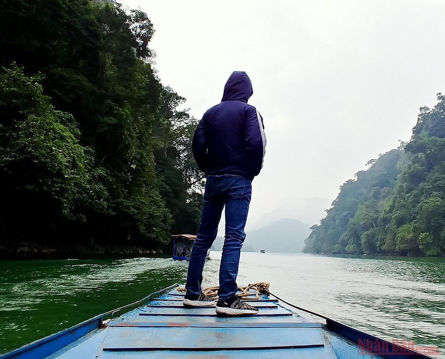 Giữa mênh mang trời nước, không khó để các “tín đồ sống ảo” chọn cho mình được những góc máy ưng ý. Chụp ảnh trên mũi thuyền là góc hình được ưa thích nhất của nhiều du khách trong chuyến hành trình du ngoạn hồ Ba Bể. Giữa mênh mang trời nước, không khó để các “tín đồ sống ảo” chọn cho mình được những góc máy ưng ý. Chụp ảnh trên mũi thuyền là góc hình được ưa thích nhất của nhiều du khách trong chuyến hành trình du ngoạn hồ Ba Bể.