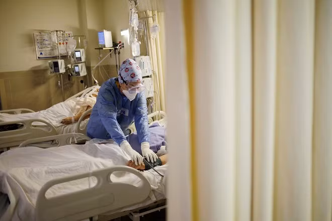 Điều dưỡng Guadalupe Lozano chăm sóc bệnh nhân Covid-19 bệnh viện ở thành phố Ciudad Juarez, Mexico trong ngày đầu năm 1.1.2021 ở thành phố Ciudad Juarez, Mexico - Ảnh: Reuters Điều dưỡng Guadalupe Lozano chăm sóc bệnh nhân Covid-19 bệnh viện ở thành phố Ciudad Juarez, Mexico trong ngày đầu năm 1.1.2021 ở thành phố Ciudad Juarez, Mexico - Ảnh: Reuters