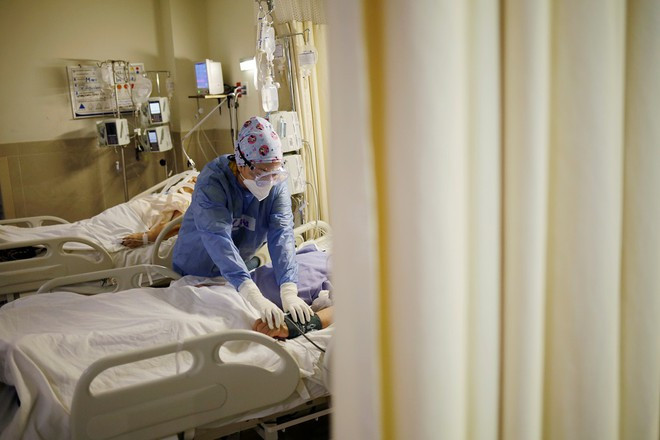 Điều dưỡng Guadalupe Lozano chăm sóc bệnh nhân Covid-19 bệnh viện ở thành phố Ciudad Juarez, Mexico trong ngày đầu năm 1.1.2021 ở thành phố Ciudad Juarez, Mexico - Ảnh: Reuters Điều dưỡng Guadalupe Lozano chăm sóc bệnh nhân Covid-19 bệnh viện ở thành phố Ciudad Juarez, Mexico trong ngày đầu năm 1.1.2021 ở thành phố Ciudad Juarez, Mexico - Ảnh: Reuters