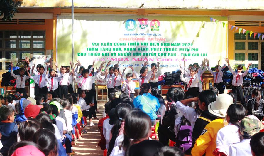 Ảnh 1: Các em học sinh Trường THCS xã Ia Kreng (huyện Chư Păh) tham gia chương trình do Tỉnh Đoàn Gia Lai phối hợp với Tỉnh Đoàn Bình Dương tổ chức với chủ đề “Mùa xuân cho em”.