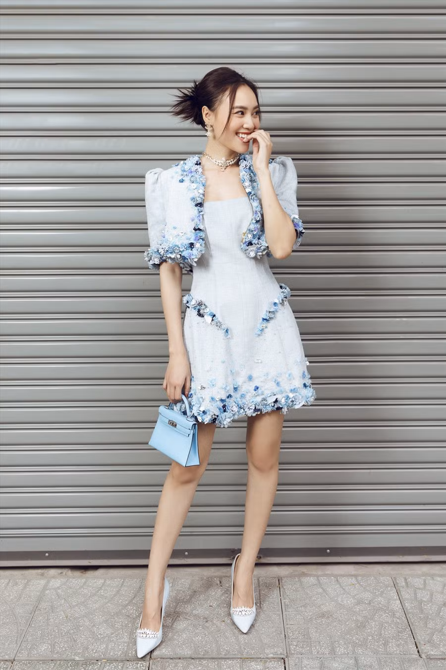 Những thiết kế hoà hợp và giúp cho nữ diễn viên tôn lên diện mạo tươi trẻ, rạng rỡ. Tuy vẫn là những form dáng ứng dụng dễ mặc theo trường phái ready-to-wear, nhưng những điểm nhấn họa tiết khiến các thiết kế trở nên thú vị hơn và tôn lên vẻ đẹp cơ thể của phái đẹp.