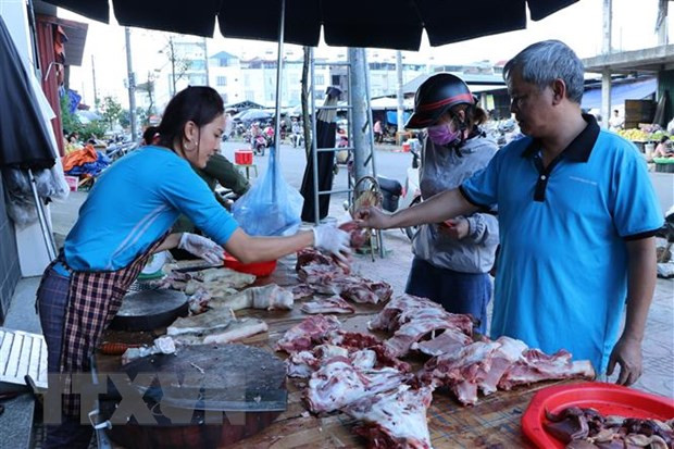 Mua bán thịt lợn. (Ảnh: Việt Hoàng/TTXVN)
