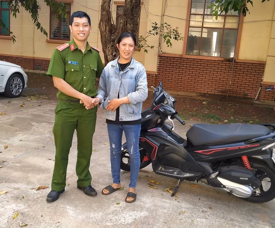 Công an huyện Chư Prông trả xe máy bị mất cho chị Nguyễn Thị Bích Biệt (thị trấn Chư Prông). Ảnh: Lê Gia