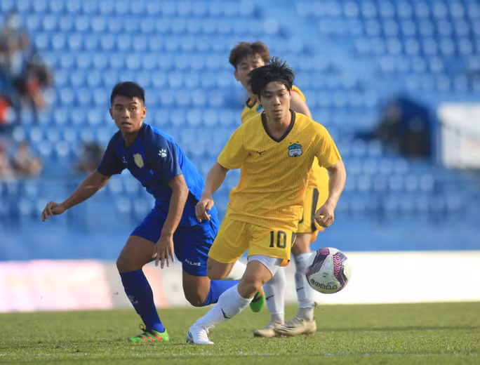 Công Phượng thi đấu rất xông xáo