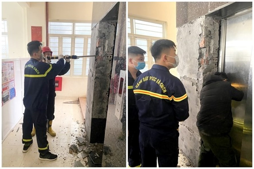 Công an thị xã Quảng Yên (Quảng Ninh) sử dụng các thiết bị cầm tay để phá dỡ một phần thang máy tiếp cận nạn nhân xấu số. Ảnh: CTV Khánh Nam