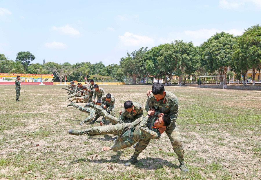 Cán bộ, chiến sỹ Lữ đoàn 40 luyện tập võ thuật