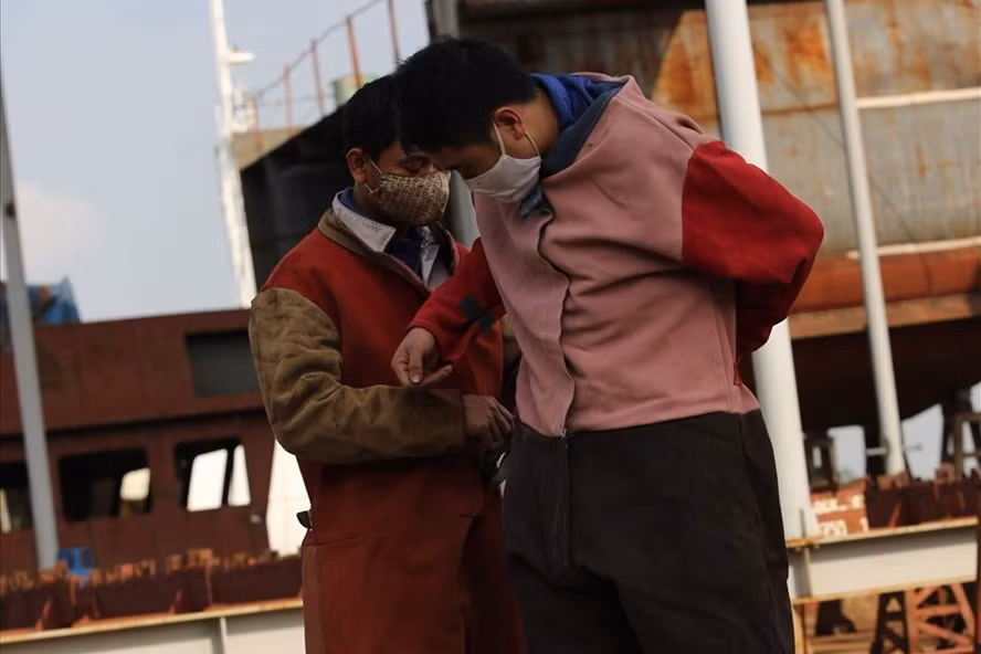 Công nhân Nhà máy đóng tàu Hồng Hà (Hải Phòng) - Ảnh minh hoạ. Ảnh: Hải Nguyễn