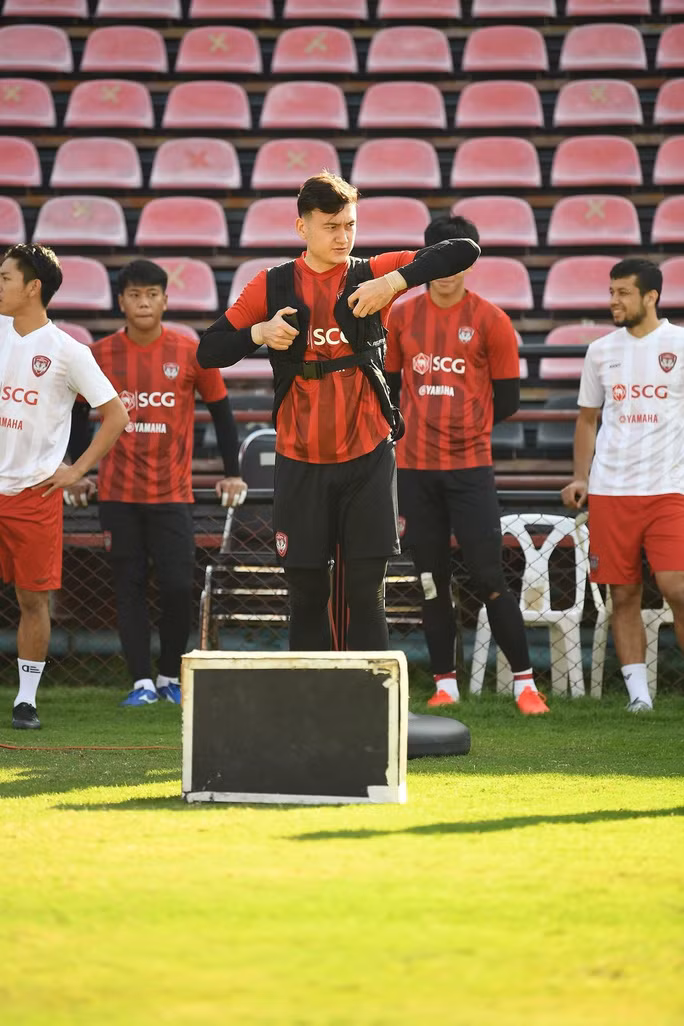  Thủ môn Đặng Văn Lâm sẽ khó có cơ hội thi đấu trong năm 2021 nếu FIFA phạt việc người đại diện của anh tự ý thanh lý hợp đồng với CLB Muangthong United. Ảnh: Muangthong United