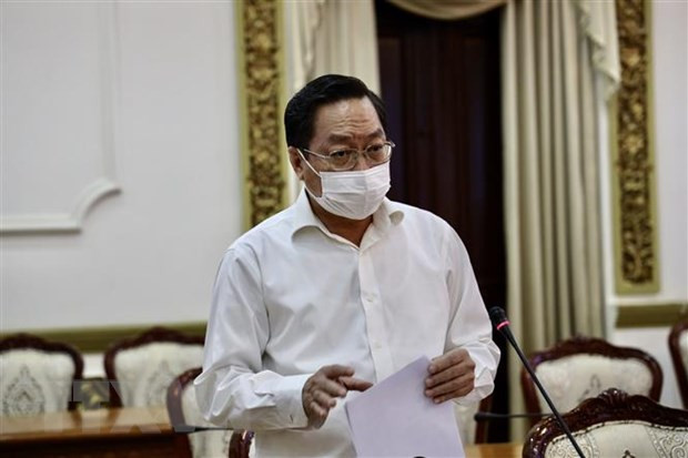 Ông Nguyễn Tấn Bỉnh, Giám đốc Sở Y tế Thành phố Hồ Chí Minh báo cáo tình hình dịch COVID-19 trên địa bàn thành phố. (Ảnh: TTXVN phát)