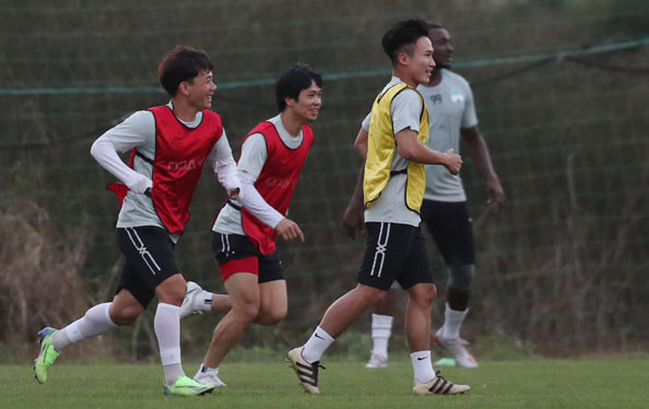 Công Phượng và đồng đội HAGL tập luyện chuẩn bị cho trận gặp chủ nhà Sài Gòn FC.(Ảnh: ĐỨC ANH)