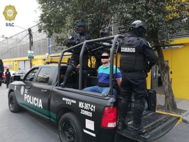 Hai thành viên băng đảng Mexico bị cảnh sát chặn bắt.