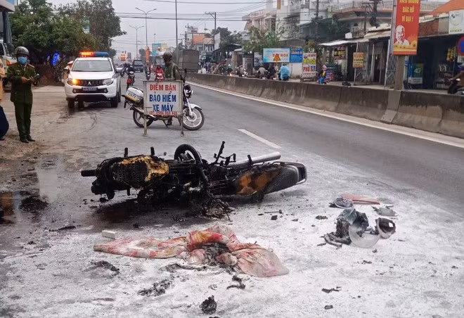 Hiện trường vụ tai nạn khiến 2 xe bốc cháy - ẢNH: NAM THỊNH