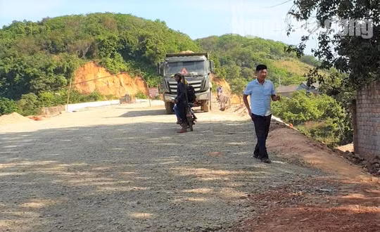 Một trong 4 đối tượng thu tiền 