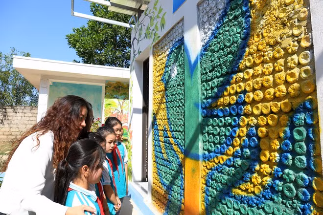 Một công trình nhà vệ sinh sử dụng vật liệu là chai nhựa đã được xây dựng ở tỉnh Thái Nguyên ẢNH BẢO ANH