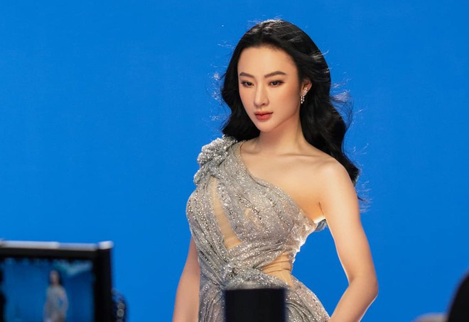 Hơn ba năm qua, cô tiết lộ ăn chay, học đạo, và không còn muốn gây chú ý bằng vẻ ngoài gợi cảm hay phát ngôn gây tranh cãi. Angela Phương Trinh chia sẻ bản thân cảm thấy hạnh phúc với cuộc sống viên mãn và bình yên ẢNH: NVCC