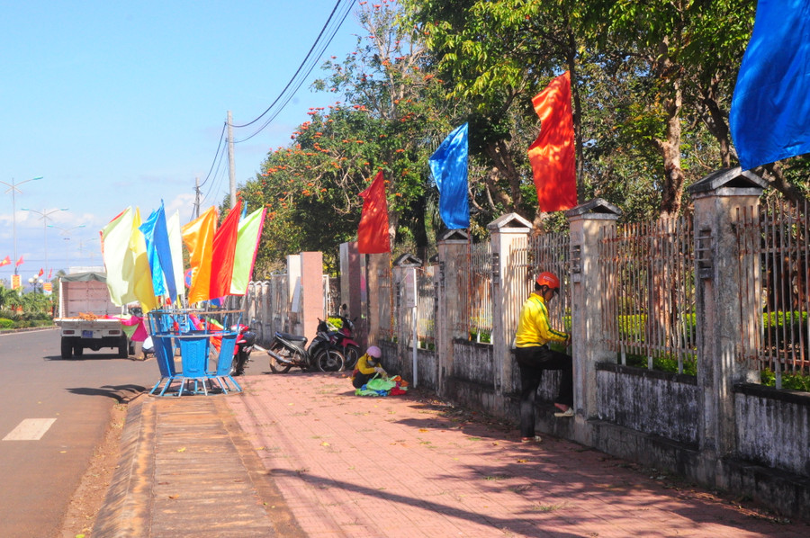 3. Trung tâm Văn hóa-Thông tin và Thể thao huyện Chư Pưh treo cờ tại trụ sở Huyện ủy Chư Pưh