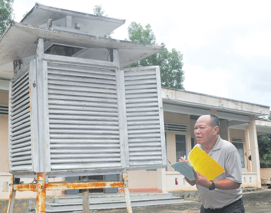 Ông Lê Minh Điếu ghi lại những thông số về lượng gió ở xã Krong (huyện Kbang). Ảnh: Nguyễn Tú Ông Lê Minh Điếu ghi lại những thông số về lượng gió ở xã Krong (huyện Kbang). Ảnh: Ảnh: Nguyễn Tú