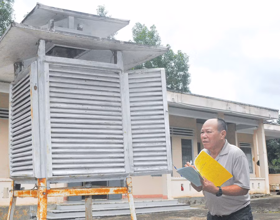  Ông Lê Minh Điếu ghi lại những thông số về lượng gió ở xã Krong (huyện Kbang). Ảnh: Ảnh: Nguyễn Tú