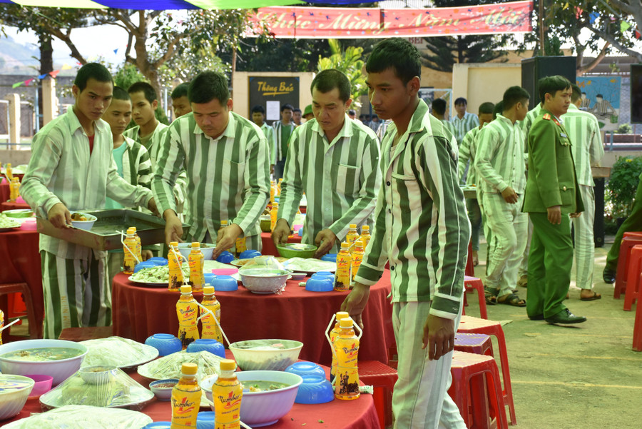 Đã thành thông lệ, cứ vào dịp Tết đến Xuân về, Trại giam Gia Trung lại tổ chức bữa cơm tất niên dành cho phạm nhân đang thi hành án tại đây. Mặc dù ở trong trại giam nhưng đối với họ, hình ảnh gia đình vẫn luôn hiện hữu, là động lực để họ cố gắng cải tạo tốt, sớm được trở về làm lại cuộc đời sau quá khứ lầm lỡ. (ảnh 5)