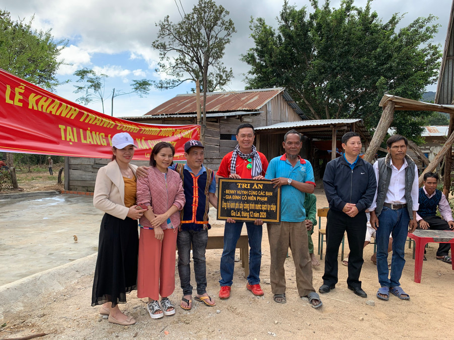 Đại diện Quỹ Hỗ trợ bệnh nhân nghèo cùng chính quyền địa phương chụp ảnh lưu niệm tại lễ khánh thành công trình nước tự chảy. Ảnh: Như Nguyện