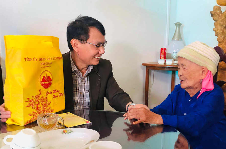 Đồng chí Trịnh Duy Thuân-Ủy viên Ban Thường vụ Tỉnh ủy, Bí thư Thành ủy Pleiku tặng quà Tết đến bà Trương Thị Kiều (là vợ liệt sĩ ở phường Yên Đổ, TP.Pleiku). Ảnh P.L