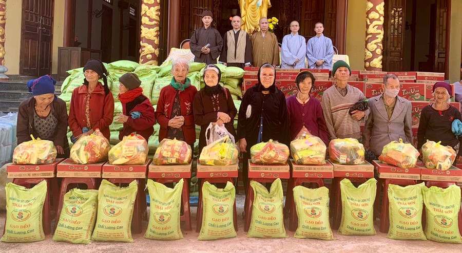  Tặng quà cho người nghèo, khó khăn trên địa bàn xã Ia Drăng. Ảnh: Hồng Ngọc