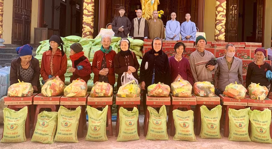  Tặng quà cho người nghèo, khó khăn trên địa bàn xã Ia Drăng. Ảnh: Hồng Ngọc