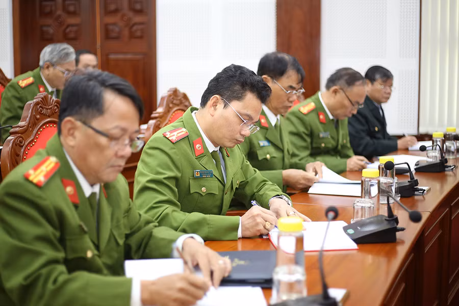  Các đại biểu tham gia nhiều ý kiến về công tác phòng-chống tội phạm trong tình hình mới. Ảnh: Đăng Vũ