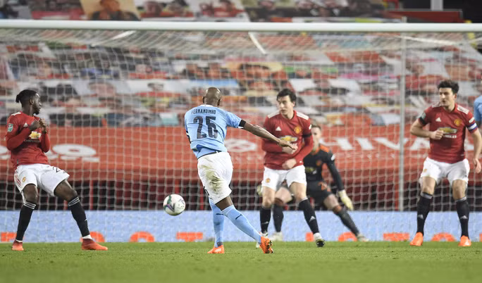 Fernandinho đánh gục hoàn toàn Man United với cú sút xa thành bàn