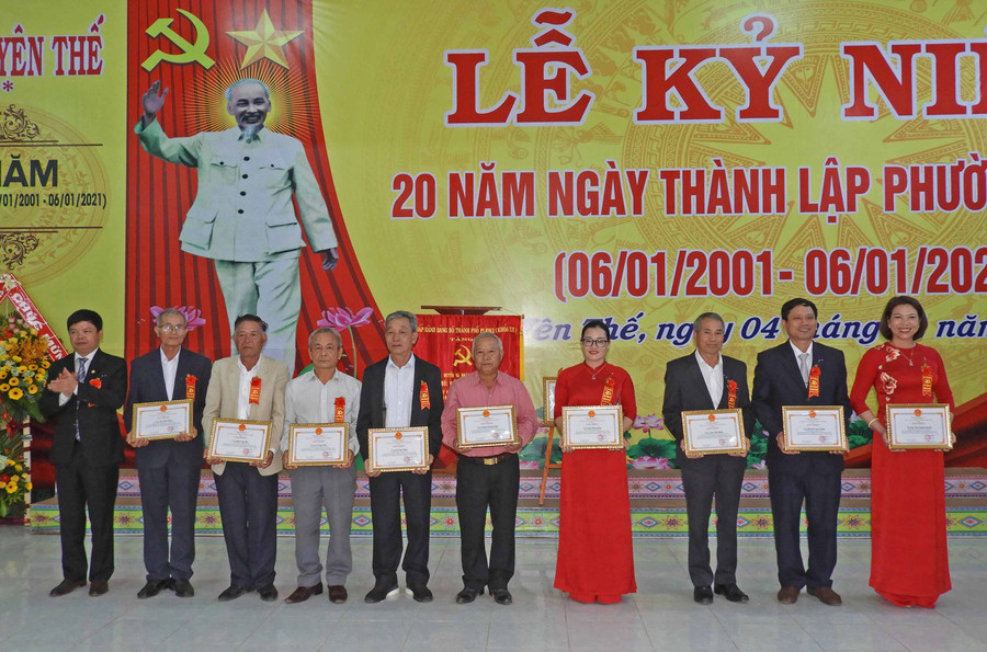 Các cá nhân có đóng góp tích cực cho sự phát triển của Phường Yên Thế qua 20 năm thành lập được khen thưởng. Ảnh: Thanh Nhật