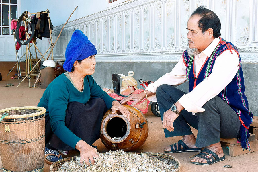 2.Già làng Tip tích cực vận động bà con phát huy các giá trị văn hoá truyền thống tốt đẹp của từng dân tộc; xoá bỏ một số tập tục lạc hậu, phát huy tinh thần đoàn kết xây dựng buôn làng ngày càng phát triển.