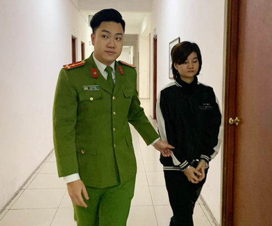 Hoàng Huệ Tâm (áo đen) tại cơ quan công an Hoàng Huệ Tâm (áo đen) tại cơ quan công an