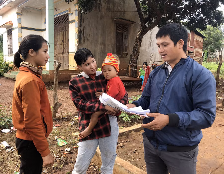 Anh Rah Lan Phun-Bí thư Chi bộ làng Hra (xã Ia Hla, huyện Chư Pưh) tuyên truyền, hướng dẫn người dân thực hiện chủ trương, chính sách của Đảng, Nhà nước. Ảnh: Phan Lài