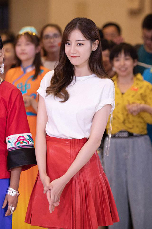 Địch Lệ Nhiệt Ba vẫn rất nữ tính, xinh xắn với thời trang xuống phố đơn giản.