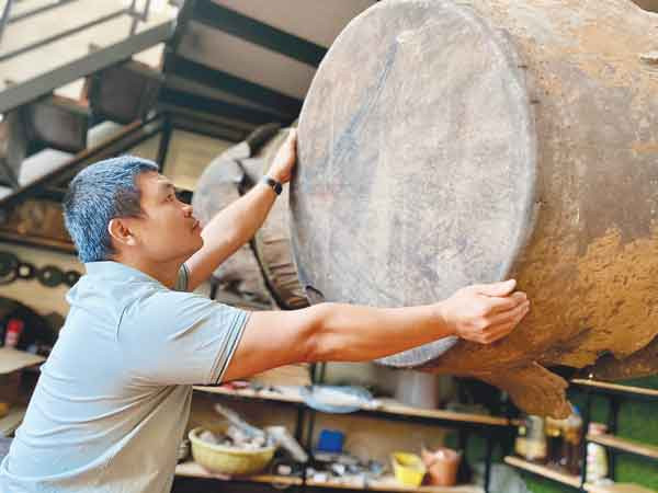 Anh Võ Văn Công (đường Lê Thánh Tôn, TP. Pleiku) cất công sưu tầm những chiếc trống quý với mong muốn góp phần bảo tồn nét văn hóa bản địa độc đáo. Ảnh: Mộc Trà