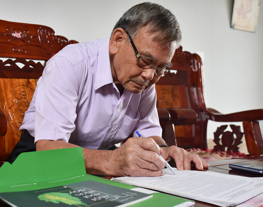 Ông Đào Lai-Chủ tịch Hội Người cao tuổi xã Biển Hồ (TP. Pleiku) đặc biệt quan tâm đến công tác nhân sự tại Đại hội. Ảnh: Trần Dung